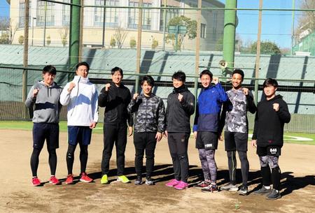 母校・創価大で始動した小川ら（左から、ヤクルト・杉山、ソフトバンク・田中、石川、ヤクルト・小川、日本ハム・池田、望月、巨人・保科、萩原）