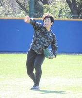 母校・創価大で始動し、キャッチボールをする小川