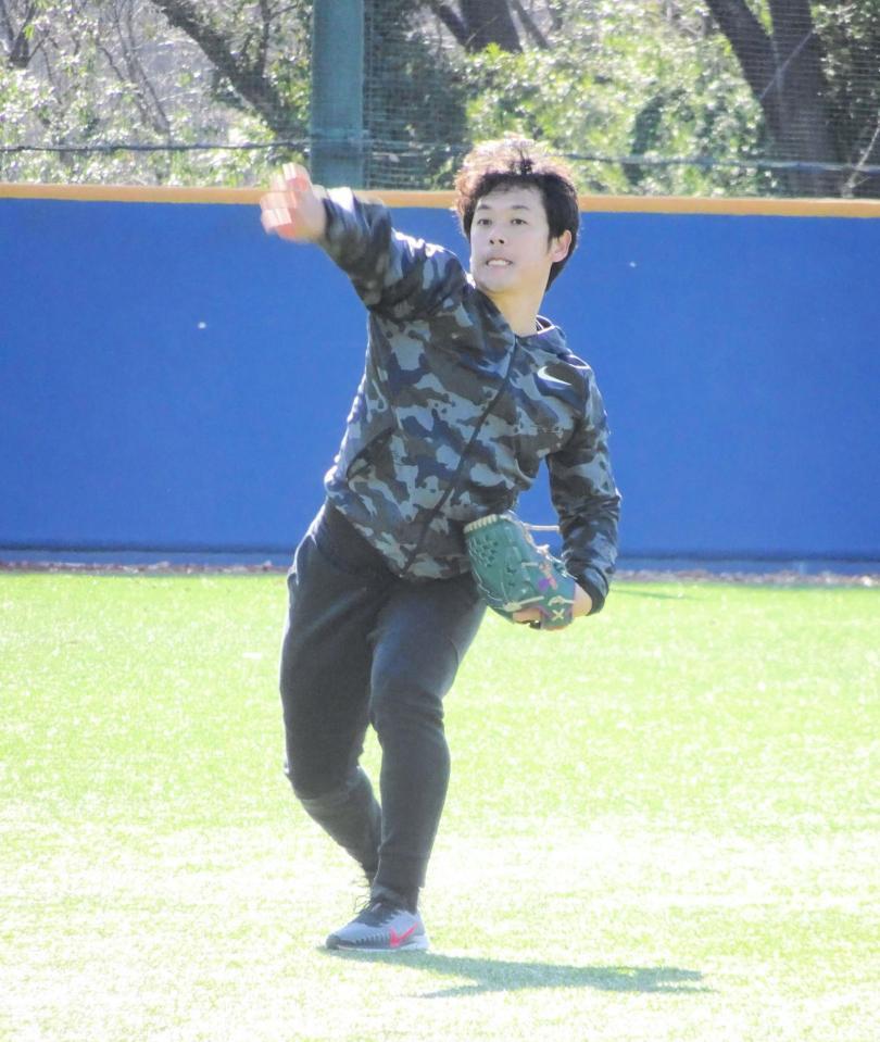 母校・創価大で始動し、キャッチボールをする小川