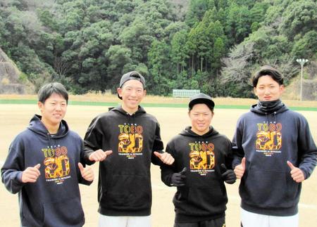 　自主トレを公開した「ＴＥＡＭ　ＴＯＧＯ」の面々。（左から育成・笠島、戸郷、戸田、育成・横川）