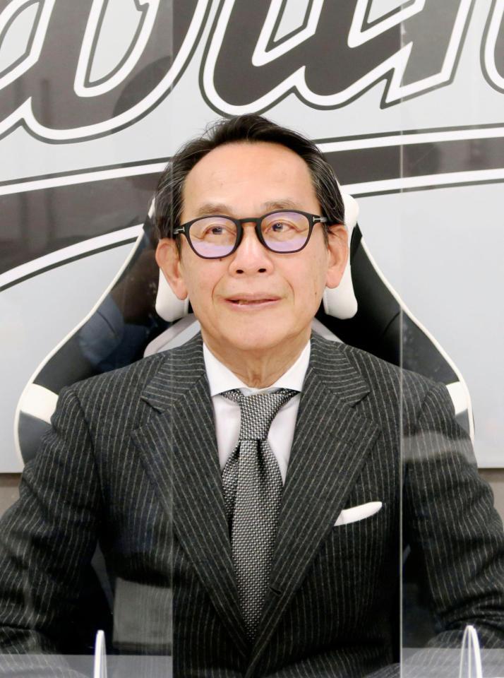 訓示後、取材に応じるロッテの河合克美オーナー代行＝５日、ＺＯＺＯマリン