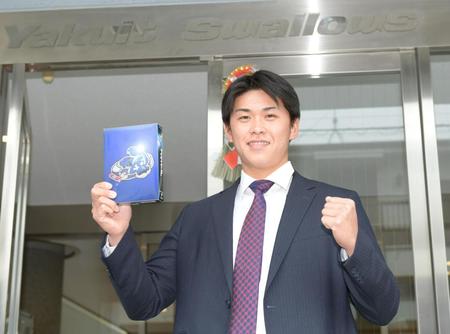 　お気に入りのＤＶＤを持って入寮したヤクルトドラフト３位の柴田大地（撮影・三好信也）