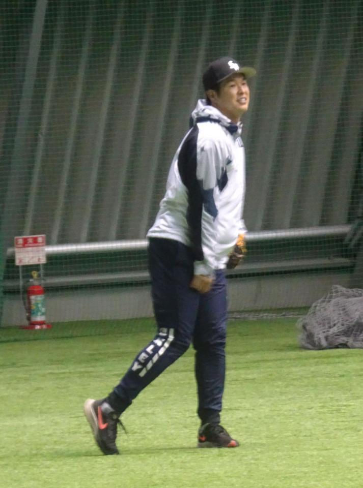 ＺＯＺＯマリンスタジアムでの自主トレを公開したロッテ・中村奨