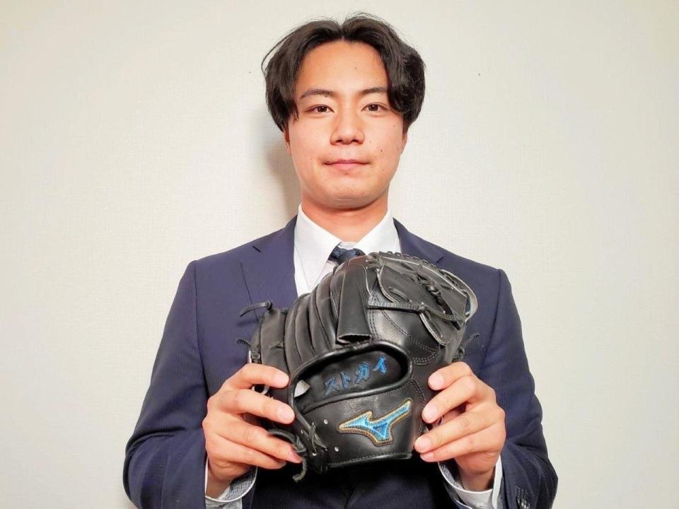 　「ストガイ」と刻まれたグラブを持参し、入寮した横山（球団提供）