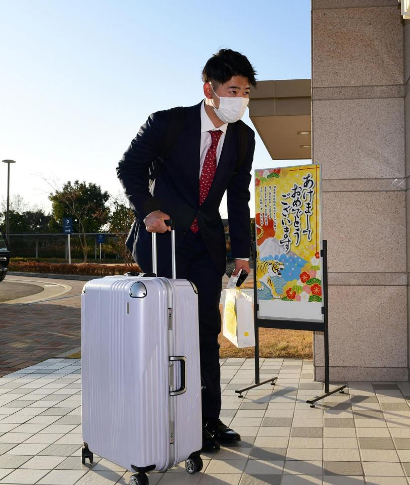 　玄関で一礼し入寮するオリックス・椋木蓮（撮影・山口登）