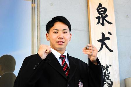 　祖母の遺骨が入ったネックレスを持参し入寮した泰