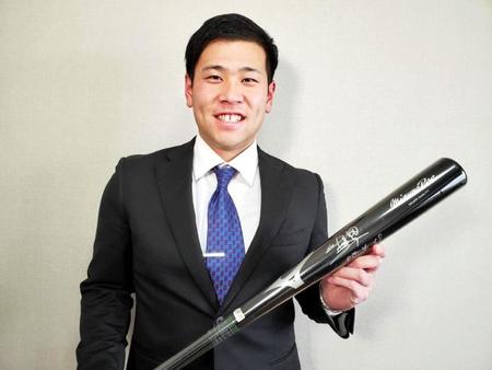 　小学３年生からの宝物だったイチローモデルのバットを持って入寮した福永（球団提供）