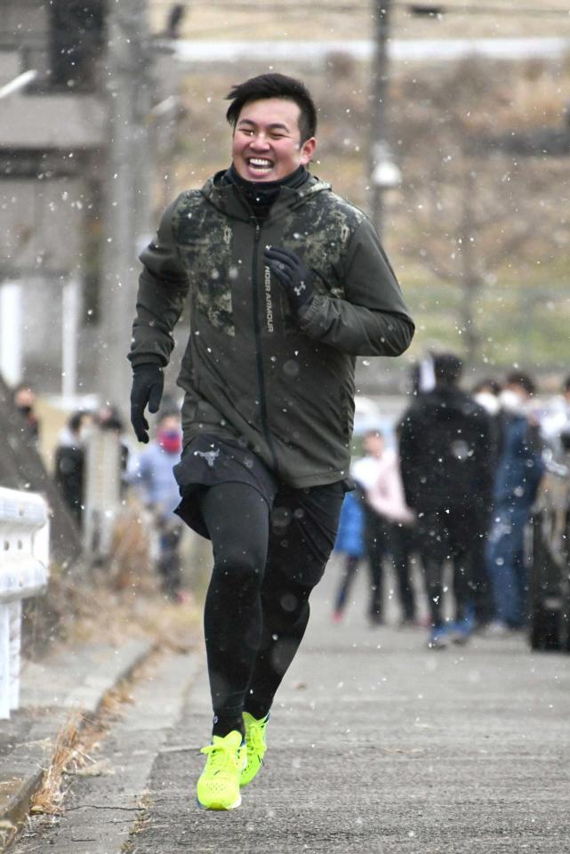 　雪が降る中、坂道を走る山崎（撮影・中田匡峻）