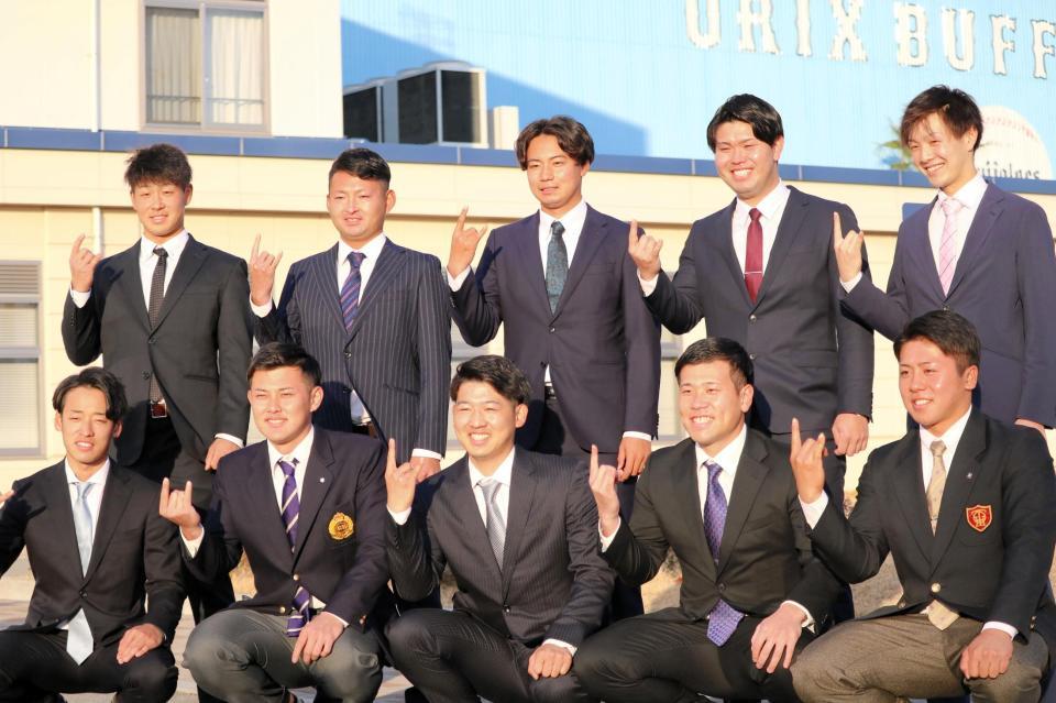 　新人１０選手の集合写真（左下から）渡部、野口、椋木、福永、池田。（左上から）園部、小木田、横山、山中、大里