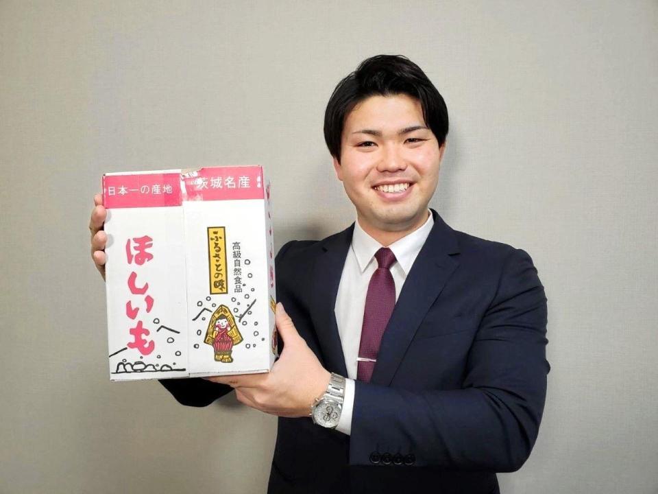 　地元の名産ほしいもを持参した山中（球団提供）