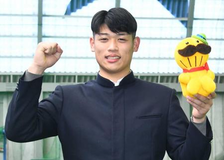 　大阪府貝塚市のイメージキャラクター「つげさん」を持参した小園（撮影・中田匡峻）