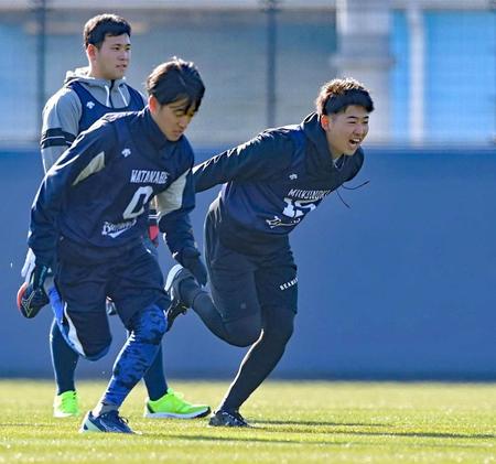 　元気よくダッシュする椋木（右）＝撮影・高部洋祐