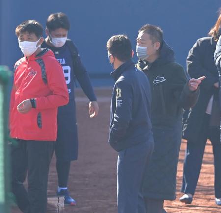 　新人合同自主トレ初日の視察を終え、引き揚げる中嶋監督（右）。左奥は池田（撮影・高部洋祐）