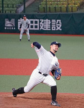 　合同引退試合で投球する元ロッテ投手の内竜也さん＝メットライフドーム