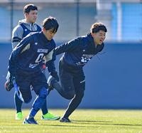 　元気よくダッシュする椋木（右）＝撮影・高部洋祐