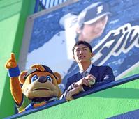 　あこがれのダルビッシュをバックに活躍を誓う達（撮影・伊藤笙子）