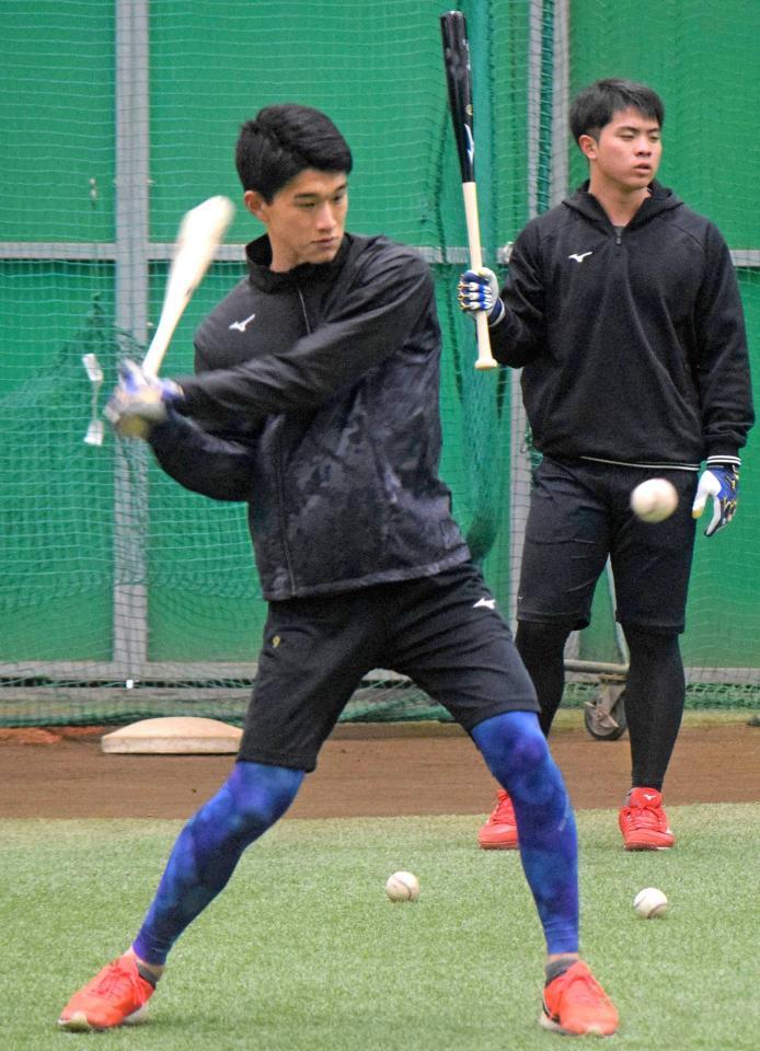 　ティー打撃に取り組む吉野（左）
