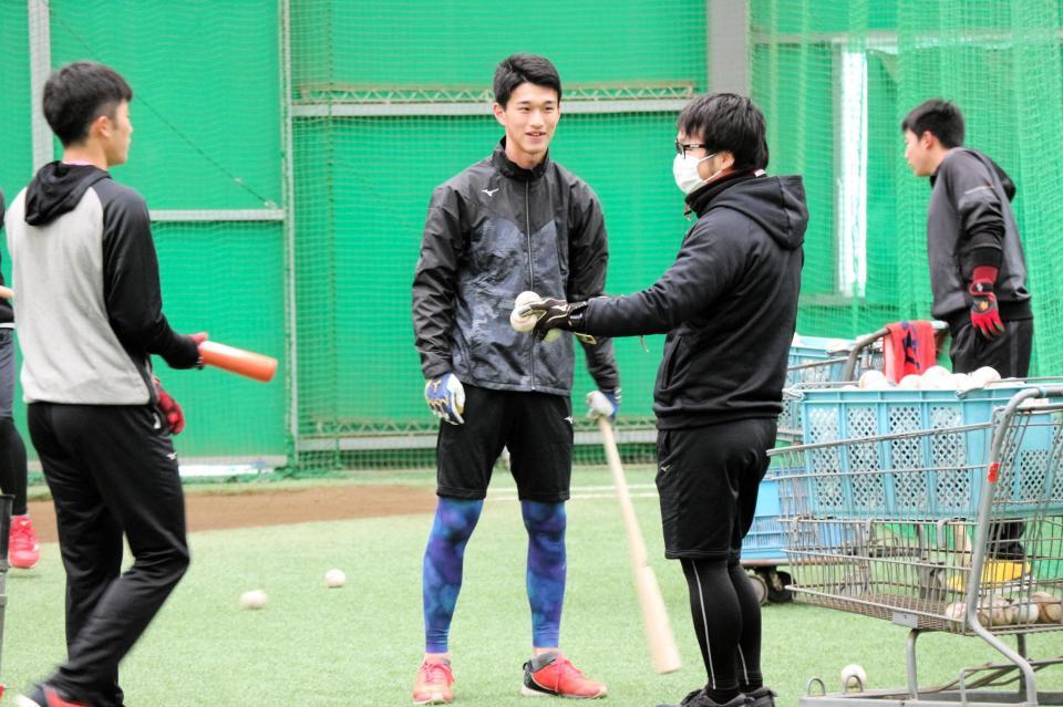 　自主トレで汗を流したドラフト１位・吉野（中央）