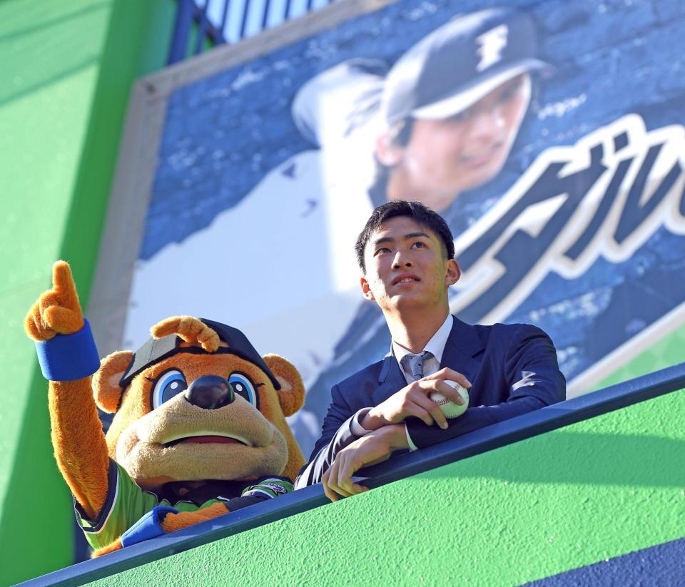 　あこがれのダルビッシュをバックに活躍を誓う達（撮影・伊藤笙子）