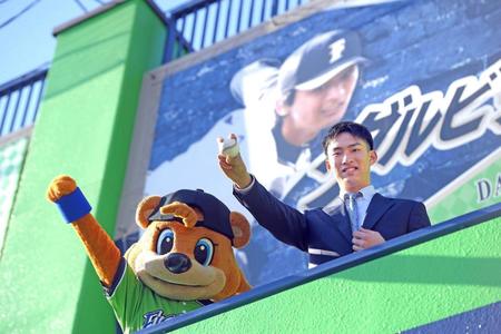 　憧れのダルビッシュをバックに活躍を誓う達（撮影・伊藤笙子）