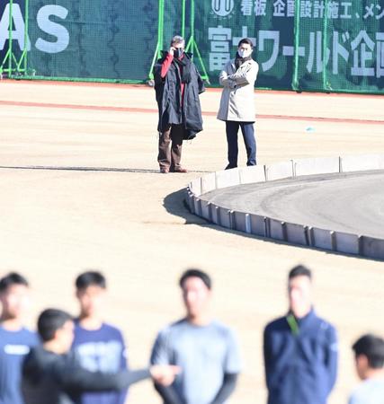 　新人合同自主トレを視察する新庄ビッグボス（撮影・高石航平）
