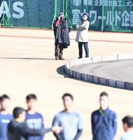 　新人合同自主トレを視察する新庄ビッグボス（撮影・高石航平）