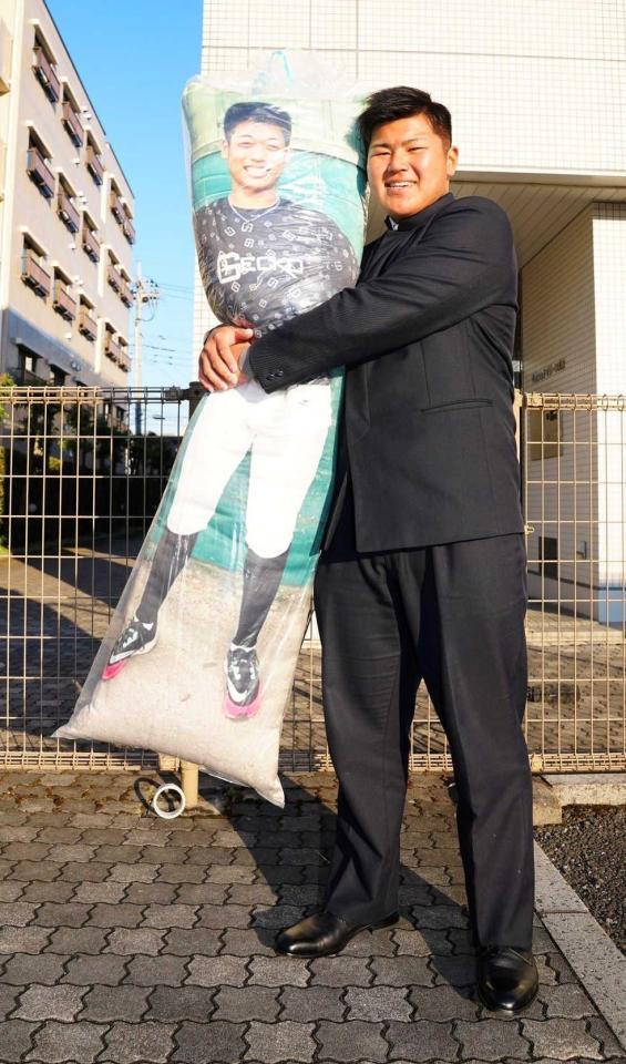 　小園がプリントされた抱き枕を持参し入寮した松川