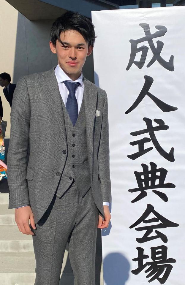 陸前高田市成人式に出席した佐々木朗（球団提供）