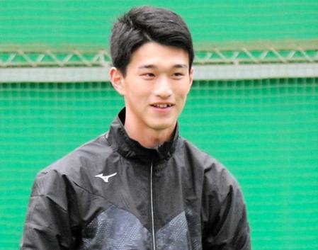 　自主トレで汗を流す吉野＝７日