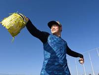 　笑顔でキャッチボールをする富山（撮影・飯室逸平）