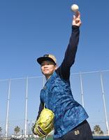 　キャッチボールをする富山（撮影・飯室逸平）