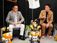 　『スカパー！プロ野球セットｐｒｅｓｅｎｔｓ　ジャイアンツファンミーティング２０２２』に出演した元木ヘッド兼オフェンスチーフコーチ（右）。左は宮本球団社長付アドバイザー。（球団提供）