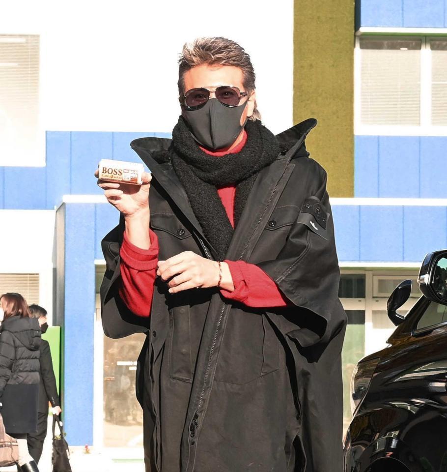 　「ＢＯＳＳ」の缶を見せて引き揚げる新庄ビッグボス（撮影・高石航平）