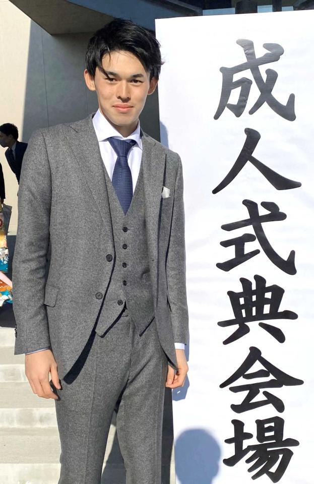 　陸前高田市成人式に出席した佐々木朗（球団提供）