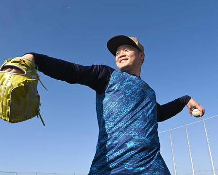 　青空の下、キャッチボールする富山（撮影・飯室逸平）