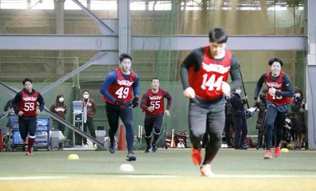 　新人合同練習恒例のシャトルランで汗を流す安田（奥中央・５５）ら