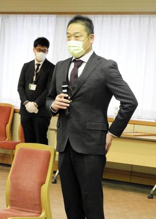 受賞のあいさつをするオリックス・中嶋聡監督＝神戸市役所