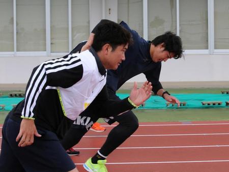 　一緒に自主トレする藤浪（右）と菅野（球団提供）