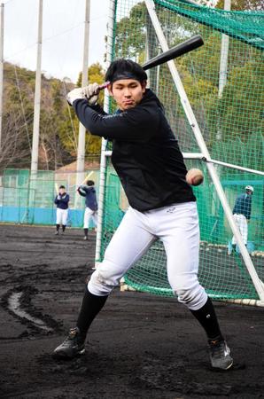 　ティー打撃を行う関学大・佐藤