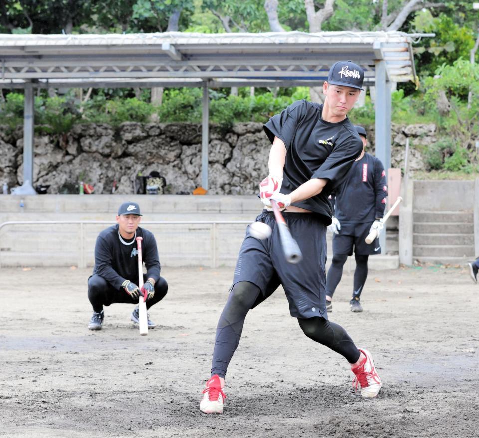 巨人・秋広の打撃を見つめる中田（球団提供）