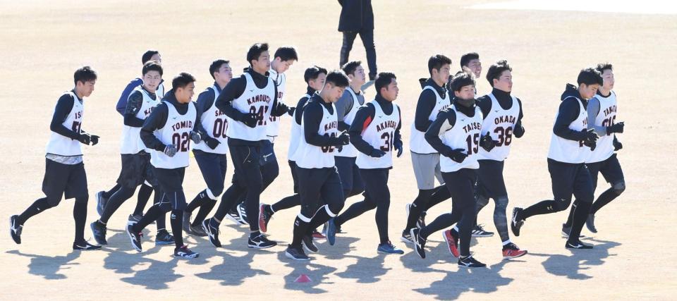 　合同自主トレをスタートさせた巨人の新人選手１７人（撮影・佐藤厚）