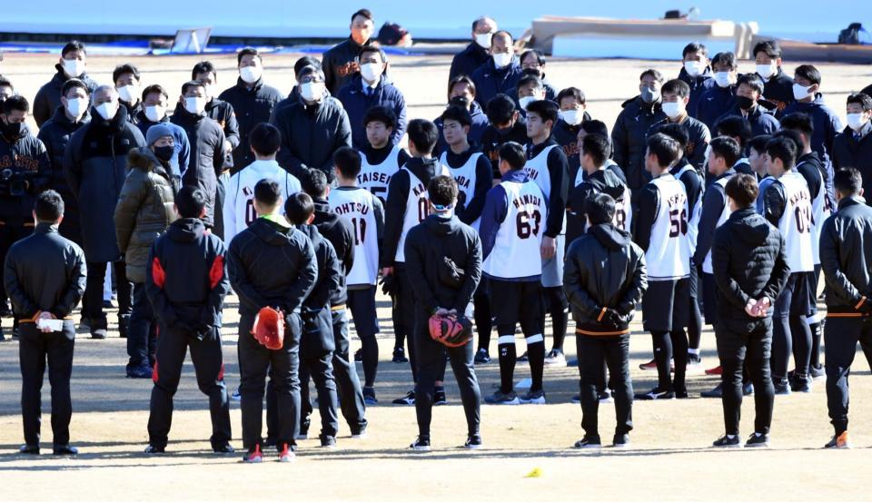 　新人選手に訓示する巨人・原監督（青帽子に黒マスク）＝撮影・佐藤厚