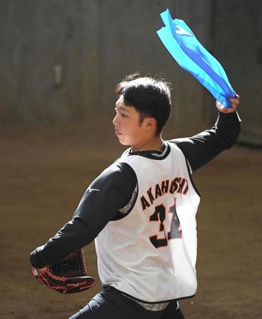 　シャドーピッチングを行う赤星（撮影・伊藤笙子）