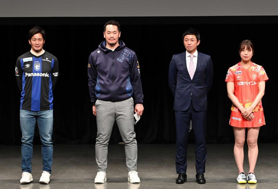 　イベントに参加した（左から）加地亮・ガンバ大阪特命広報大使、オリックス・Ｔー岡田、酒本憲幸・セレッソ大阪アンバサダー、卓球の打浪優（撮影・田中太一）