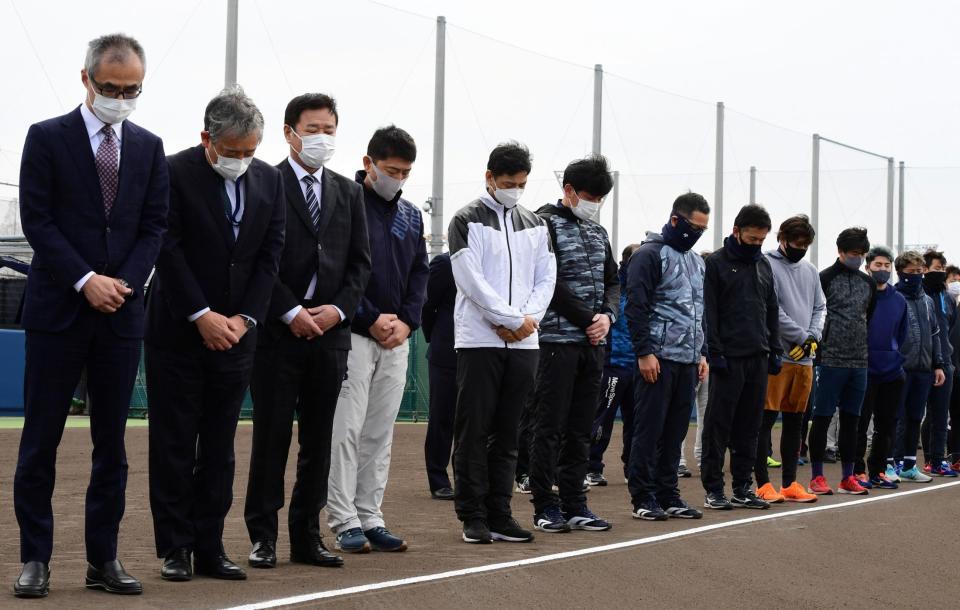 　神戸の方向に向かい黙とうする田口コーチ（左から５人目）らオリックスナイン（撮影・山口登）