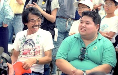 　甲子園球場で新潟明訓を応援する水島新司さん（左）と香川伸行さん＝１９９１年８月