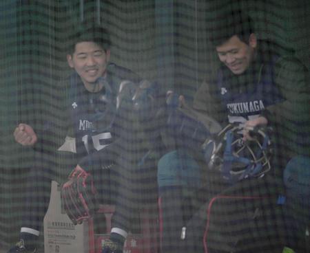 　投球を終え福永（右）と話をする椋木（撮影・石井剣太郎）