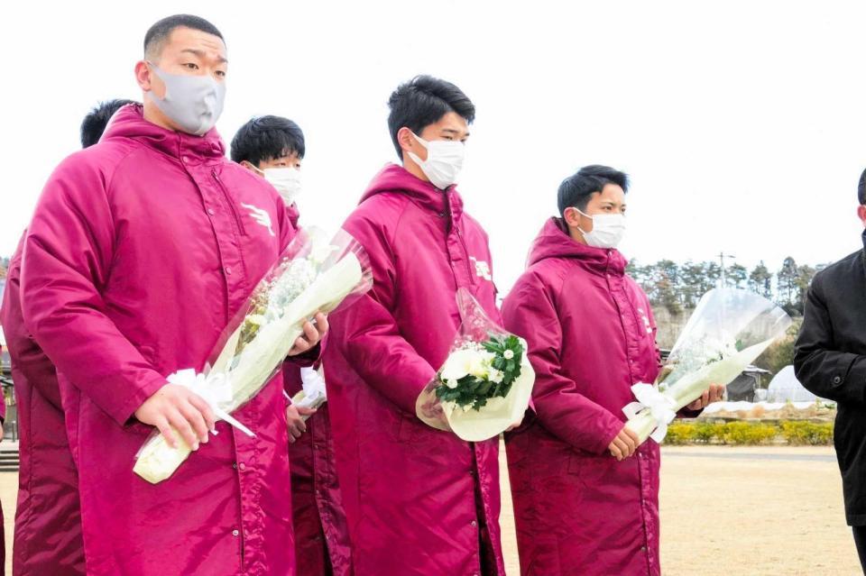 　被災地訪問を訪れ献花する新人選手ら（左から）安田、吉野、泰（球団提供）