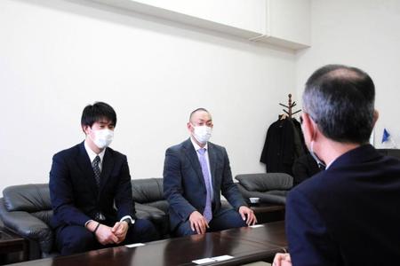 母校・京産大へ優勝報告のため表敬訪問した平野佳（右奥）＝京産大提供＝