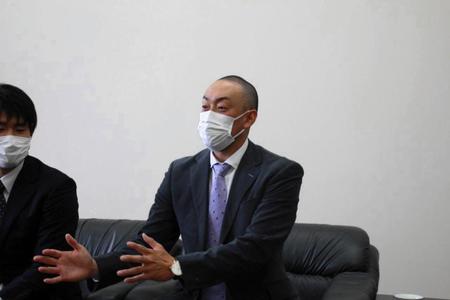 母校・京産大への表敬訪問で、黒坂学長や勝村前監督と談笑する平野佳（京産大提供）